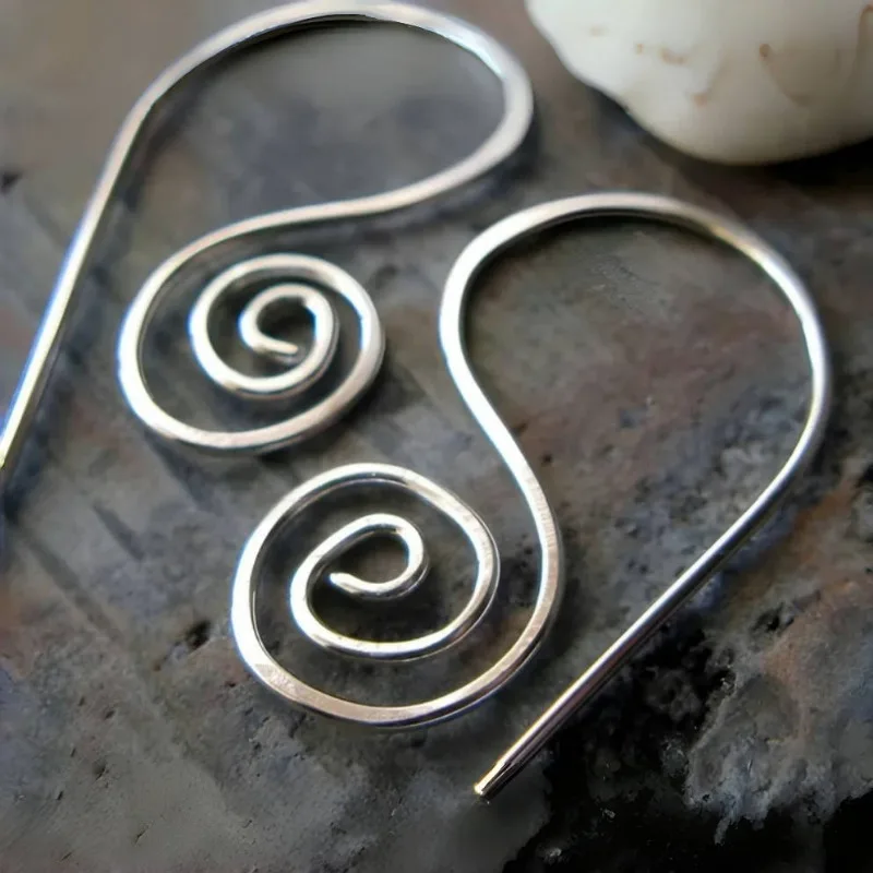 Kreative Silberfarbene Kupfer-Hängeohrringe für Damen Antike Handgeschnitzte Spiralohrringe Vintage-Schmuck für Frauen-Partys