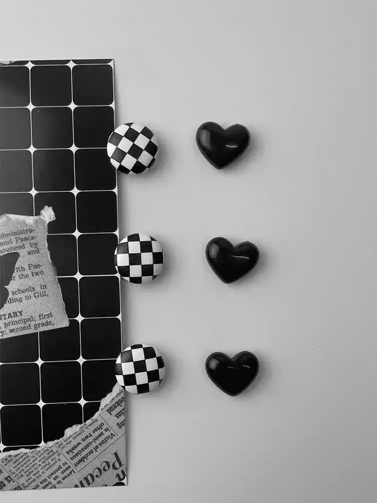 Schwarz-weiß karierter Herzen-Kühlschrankmagnet, Lochbrett für Nachrichtenpost, Foto-Befestigungsmagnet, Dekoartikel – Detail 1