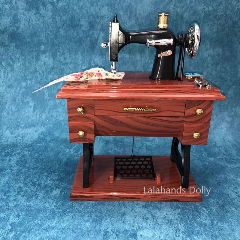 

Миниатюры для кукольного домика, предметы мебели, миниатюрная креативная швейная машина, модель музыкальной шкатулки для кукольного дома, декоративные аксессуары