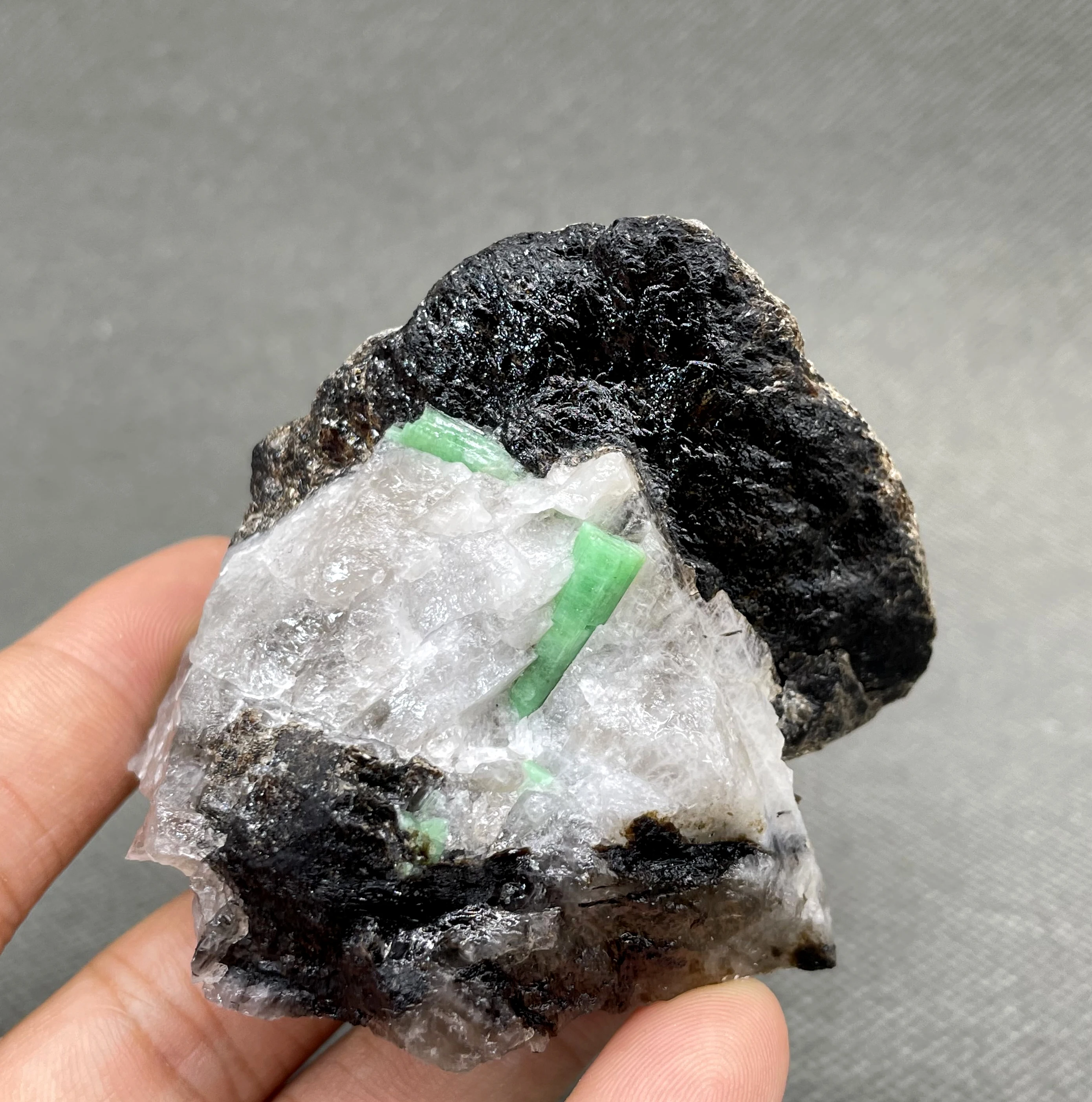 

BEST! 122g Natural green emerald And mica symbiosis mineral gem-grade crystal specimens stones and crystals quartz crystals