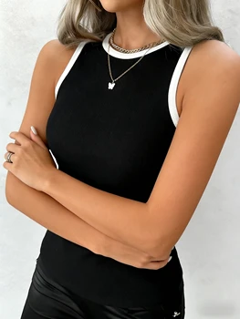 توب أسود مضلع بحواف بيضاء أنيقة — صورة 5