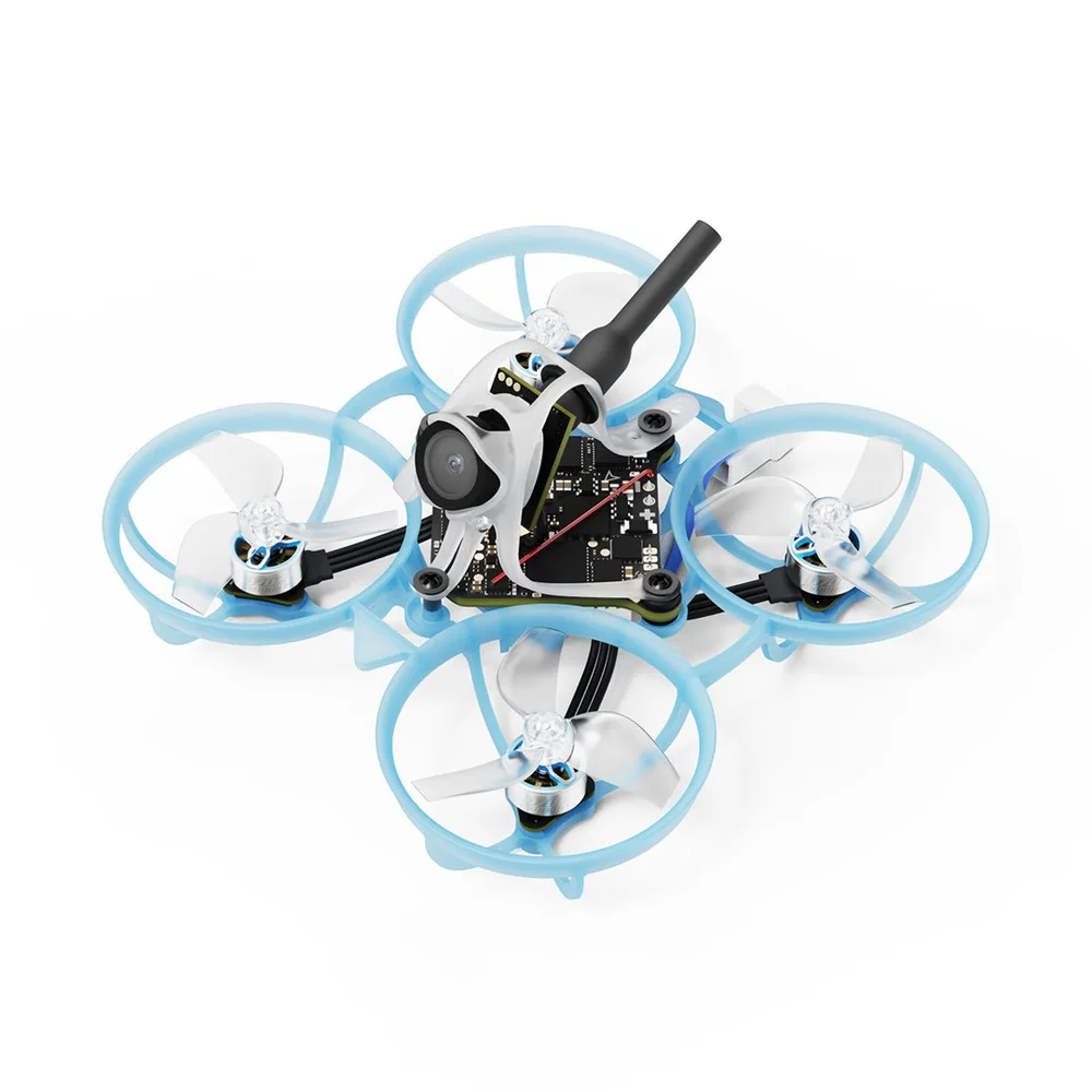 Drone FPV Air65 II racing en action avec des lumières LED, idéal pour la compétition.