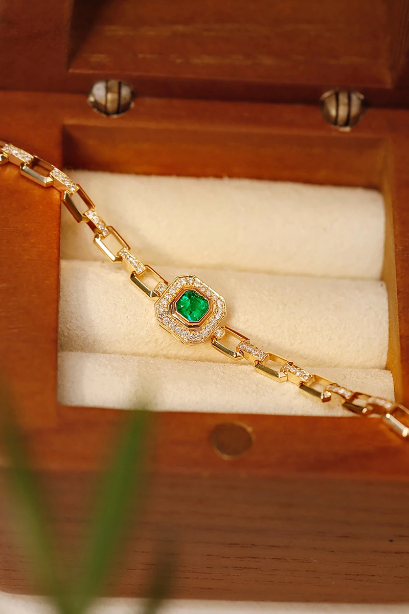 Metal: 18K Yellow Gold elegant real emerald bracelet