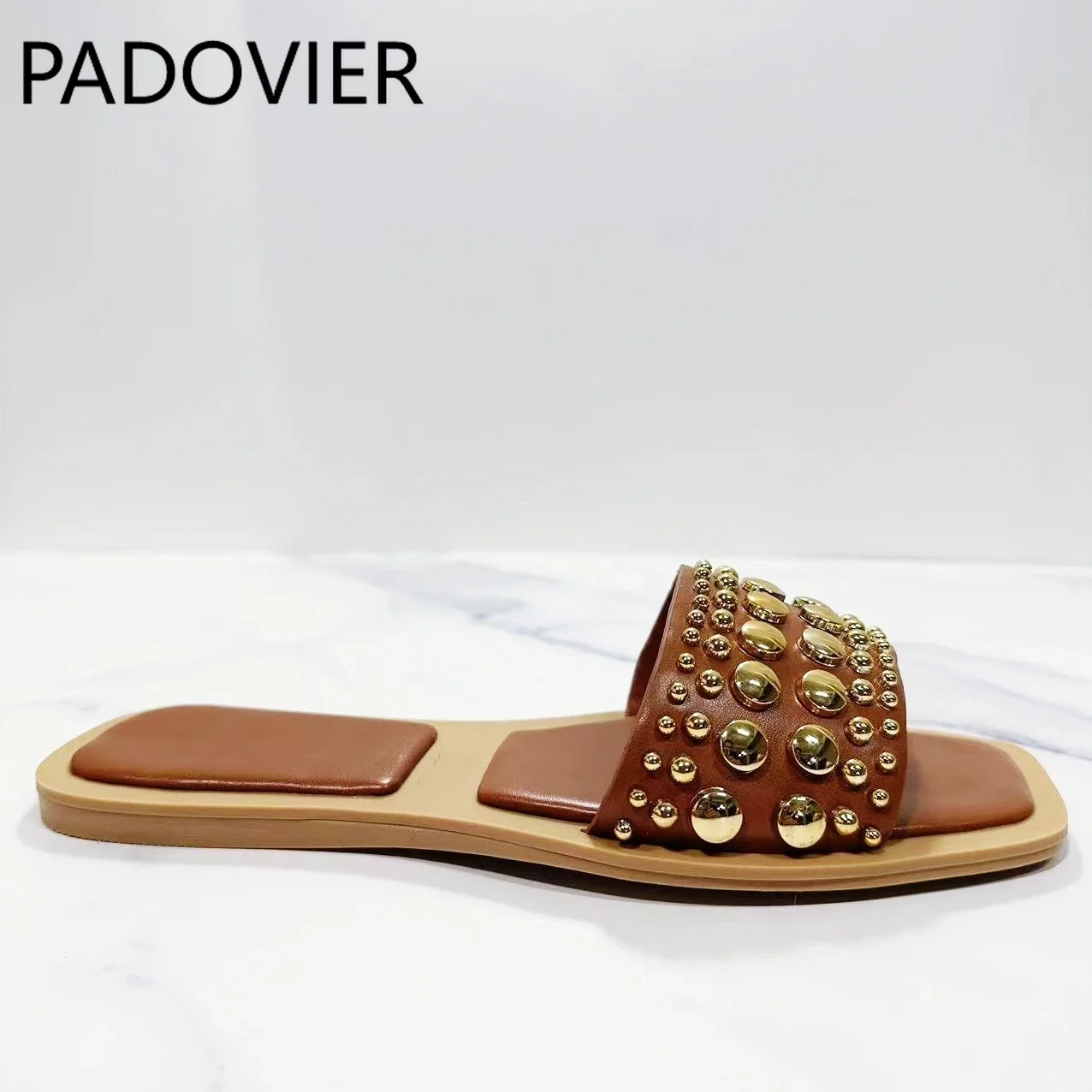 

22 Women's 2024 Summer New Brown Transparent Color Rivet Decoration Flat Sandals Slippers Outside.