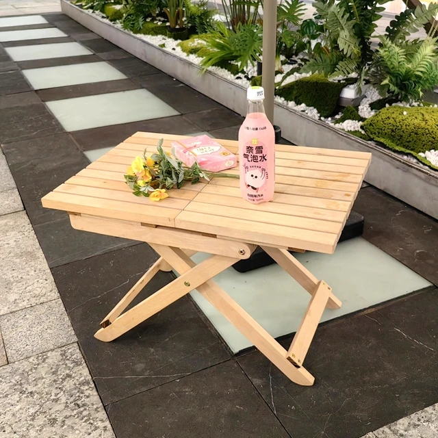 나무의 따뜻함과 실용성이 조화된 야외 테이블