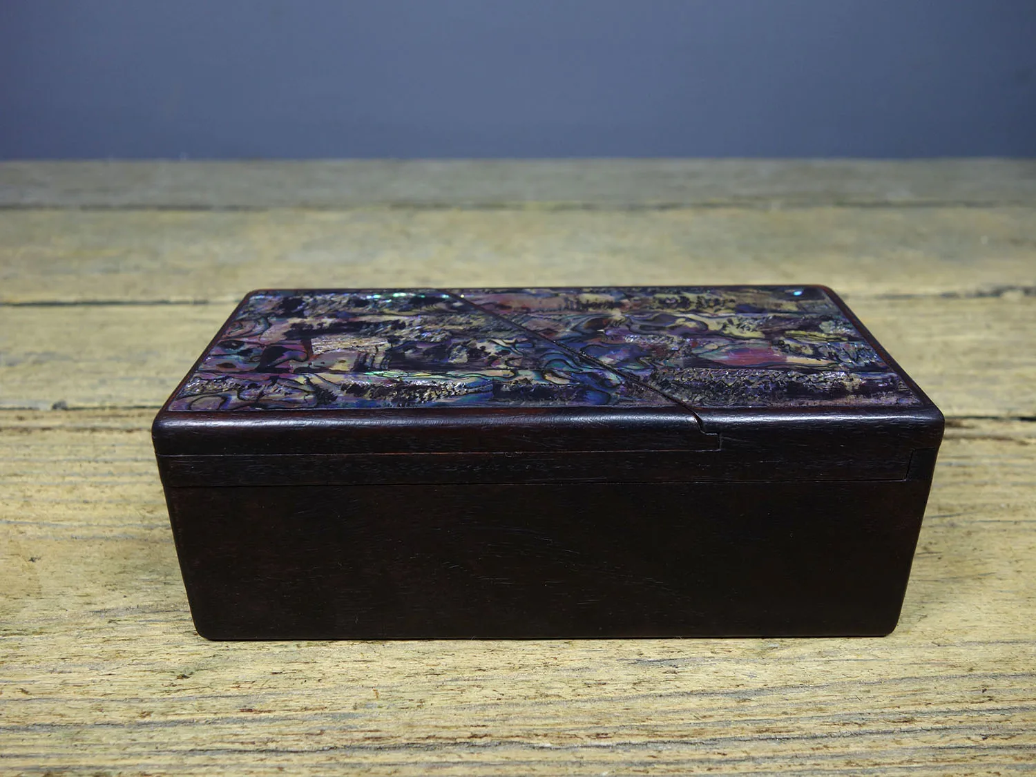 

The exquisitely Crafted old Collection of Rosewood Jewelry Boxes with Exquisite Patterns is Worth Collecting