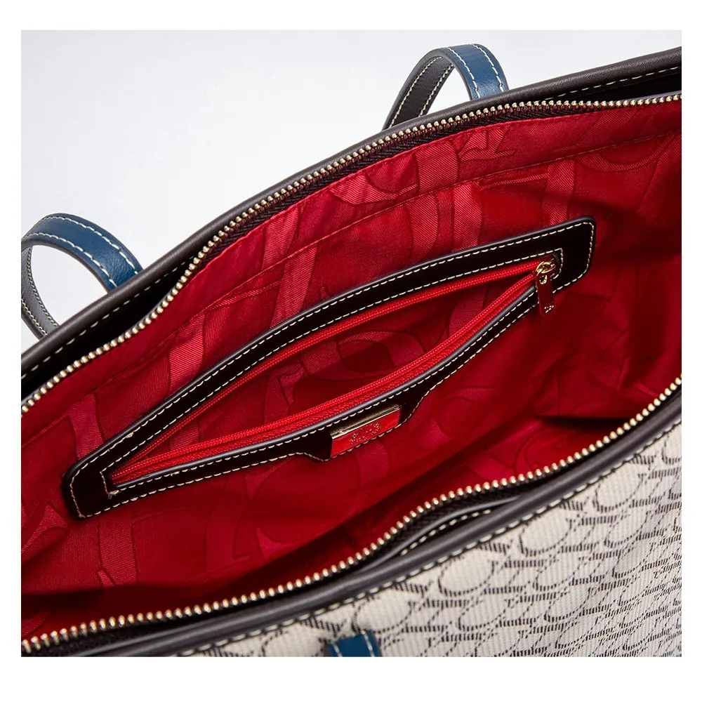 حقيبة يد نسائية من علامة CHCH التجارية، تتميز بتصم...