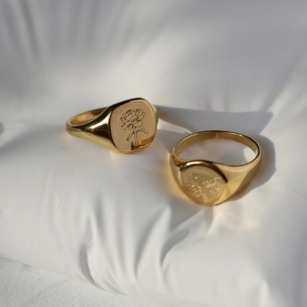 Minimalist Signet Ring Gold