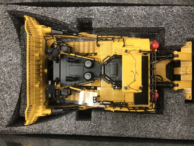 CAT D11 DOZER TKN DESIGN 1:50スケール 1:50 Cat® D11 Dozer - TKN Design — Diecast Masters America