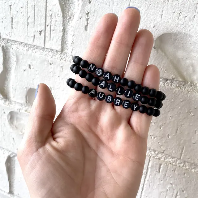 Bracelet de nom de perle noire mate, bracelet extensible de perles noires avec nom, perles de lettre noire, 1 pièce