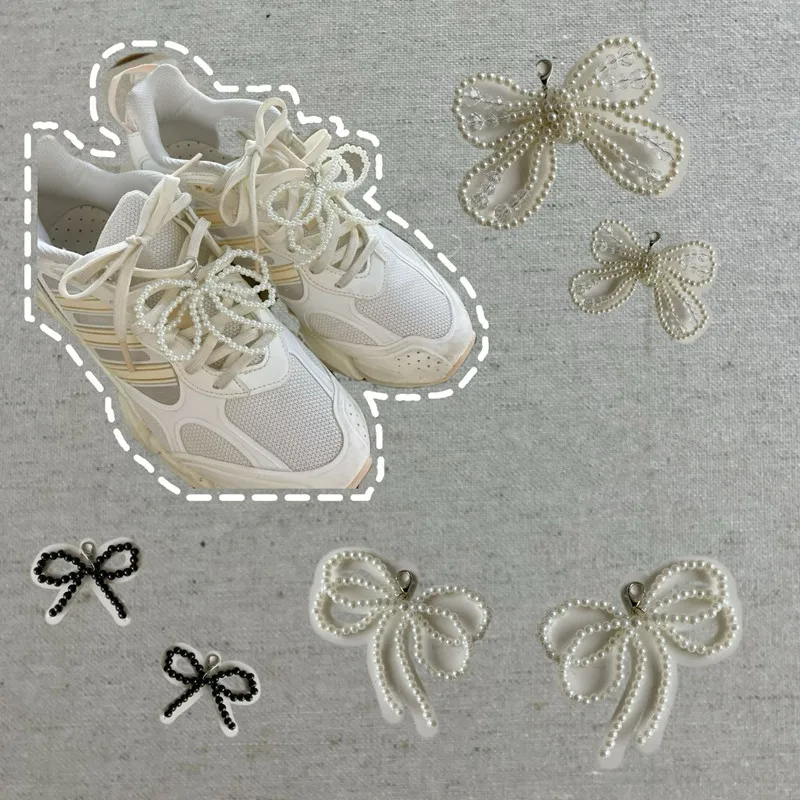2 Stück Fliege Perle Blume Schnürsenkel Schnalle Schuhe Charms Schnürsenkel Dekoration Clips Schuh zubehör für Frau weiß und silber