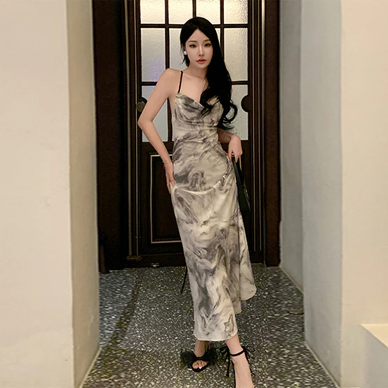 

Женское длинное платье без рукавов с чернильным принтом