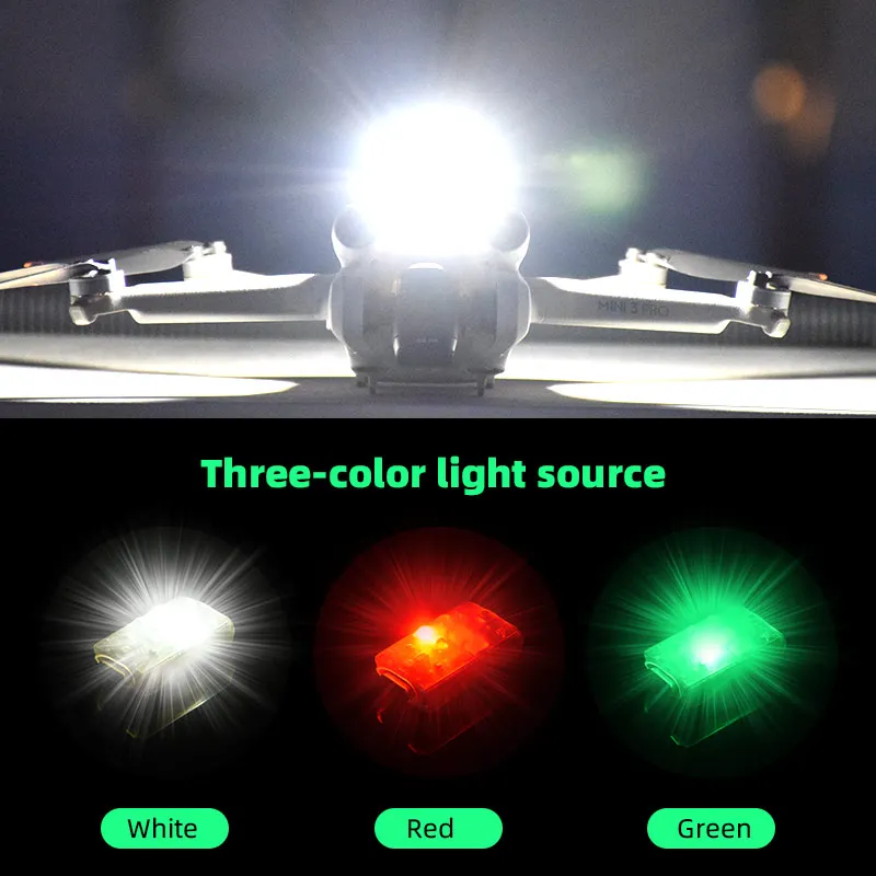 Feu stroboscope pour drone avec éclairage vert en mode stroboscopique, drone en vol stationnaire au-dessus d'un paysage nocturne.