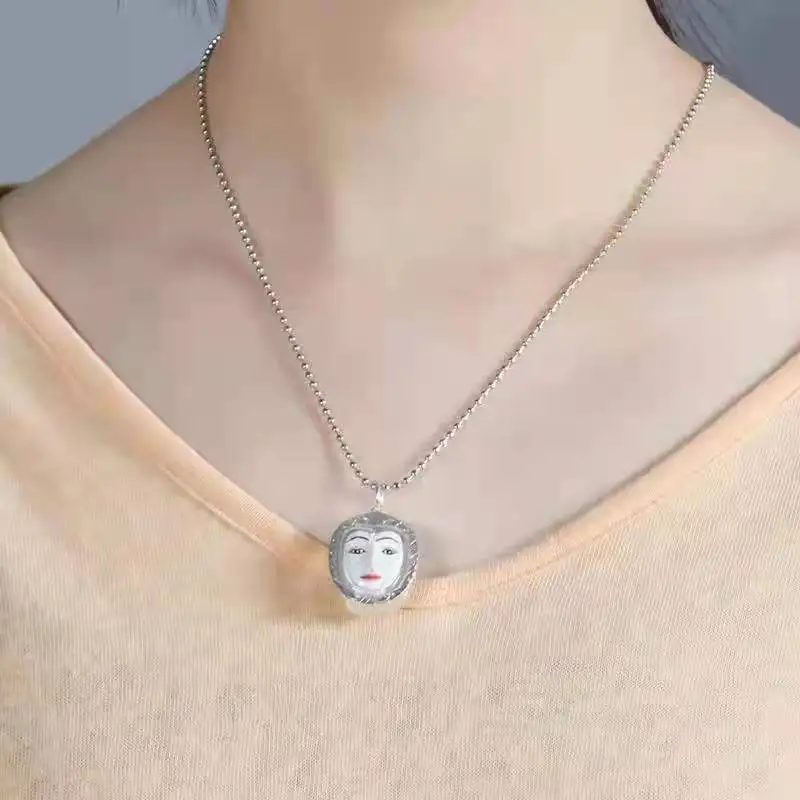 Vintage White Face Pendant Personalized Creative Fashion Pendant Unisex Long Sweater Chain Banquet Jewelry Accessories