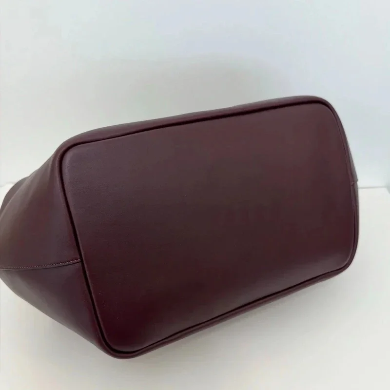 Classic Versatile Large Capacity Clip Bag - Lifestyle