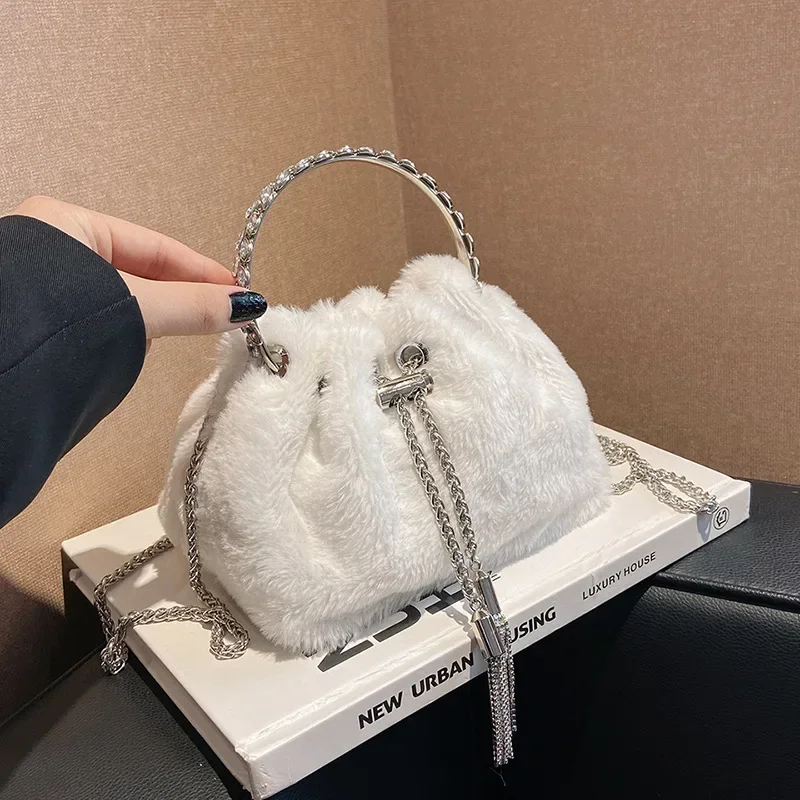 

Diamond Metal Handle Women Handbags Winter Plush Bucket Bag Faux Fur Shoulder Crossbody Bags for Women Chain Drawstring Bag Chic