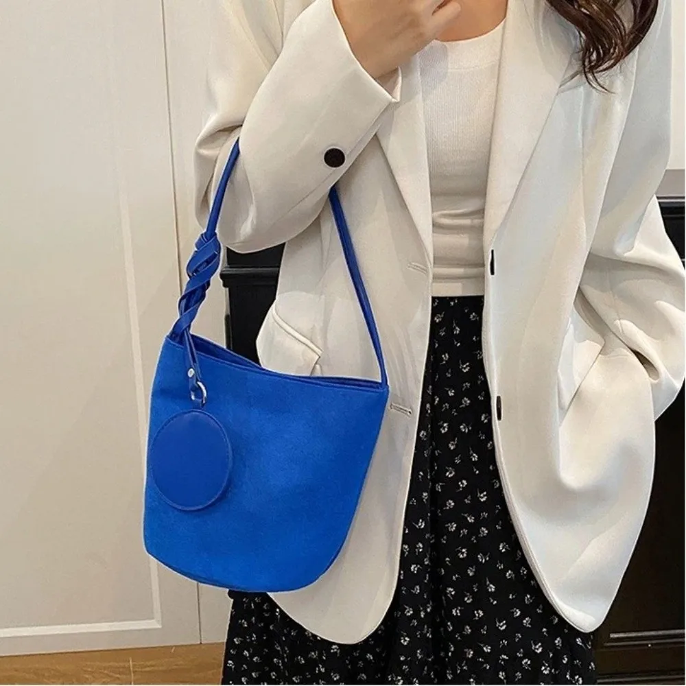 Modische Einfarbige Wildleder-Bucket-Bags Große Kapazität Schnallen-Unterarmtasche Schultertasche für Damen – Detail 2