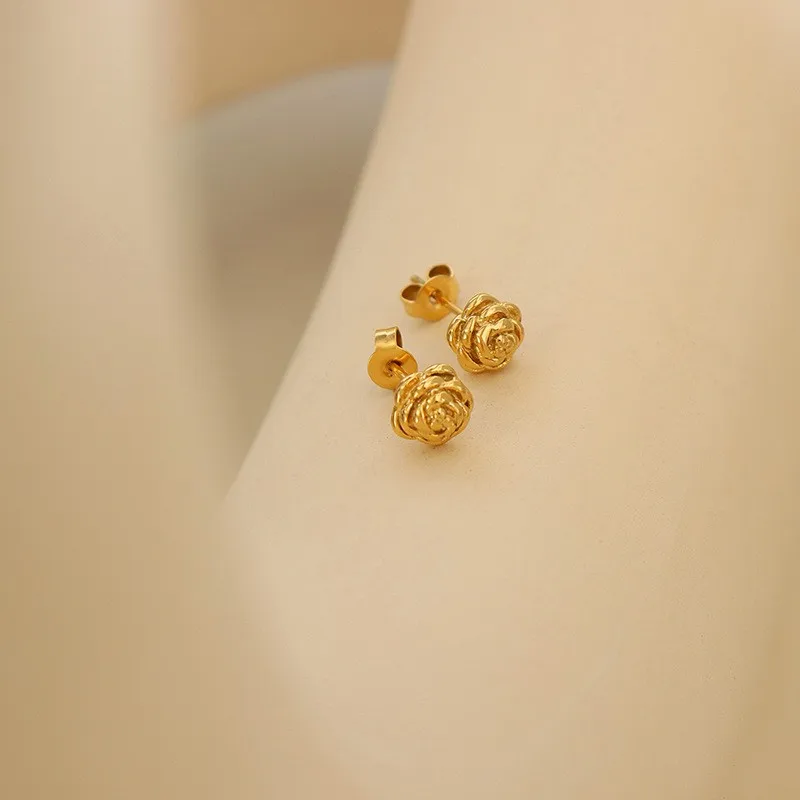 Rosenanhänger-Halskette aus Edelstahl, vergoldet, kleine Blumenohrringe, Schmuckset, luxuriöse Damenhalskette, Ohrstecker, Geschenk – Detail 8