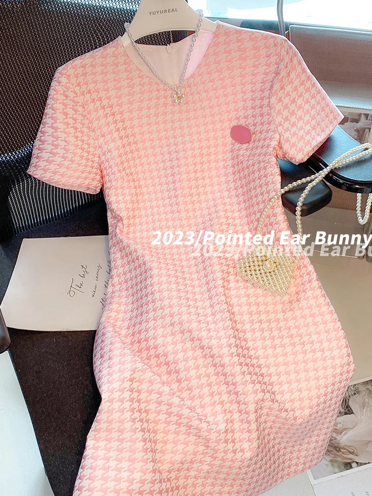 

Pink Houndstooth temperament celebrity dress, super beautiful, gentle summer style, popular skirt this year