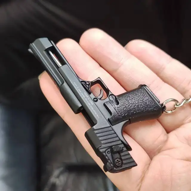 Alloy 1:4 Scale Desert Eagle Pistol Keychain Mini Toy Gun Weapon Model Metal Keychain For Adult Kids Christmas Gift 2