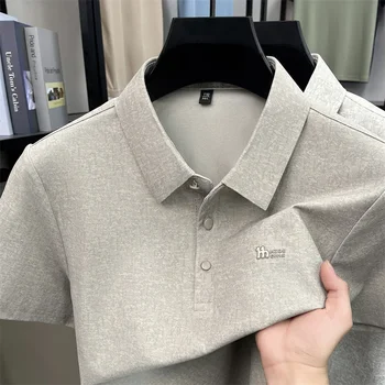 Polo jacquard leggero da uomo con stampa, colletto a revers, chiusura a due bottoni, piccolo logo sul petto, morbido ed elasticizzato, ideale per attività all'aperto, guida e abbigliamento casual.