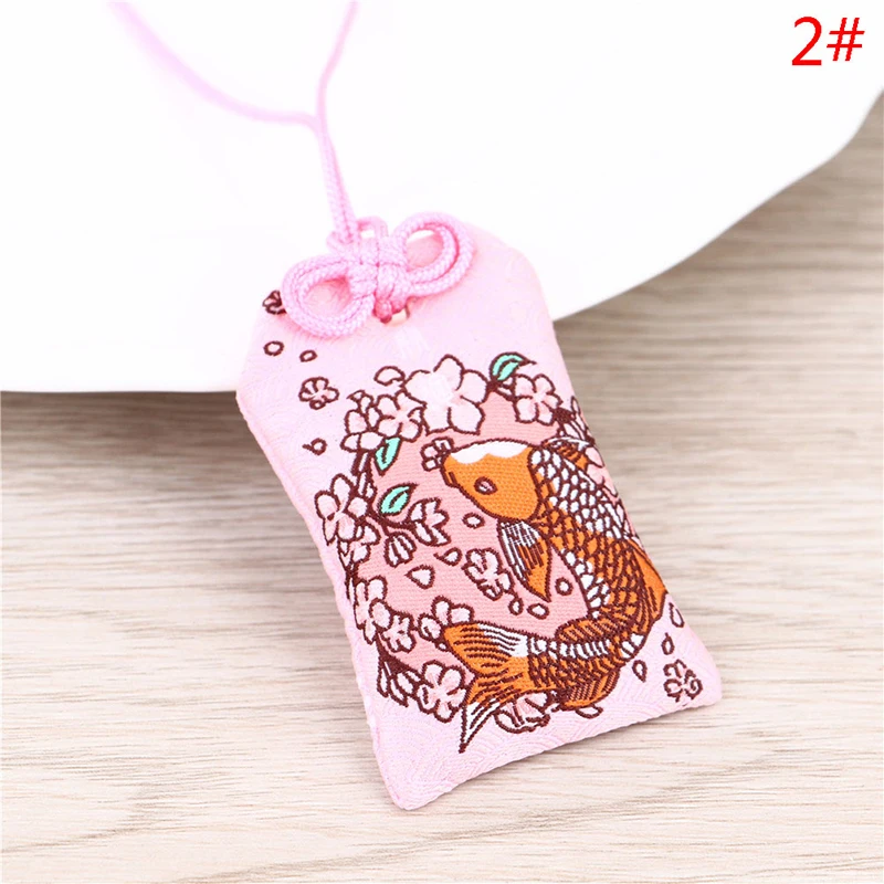 Omamori Portafortuna Giapponese - Amuleto Per Salute, Ricchezza E Amore - Ciondolo In Cotone 4x6cm Con Cordoncino, Regalo Portachiavi
