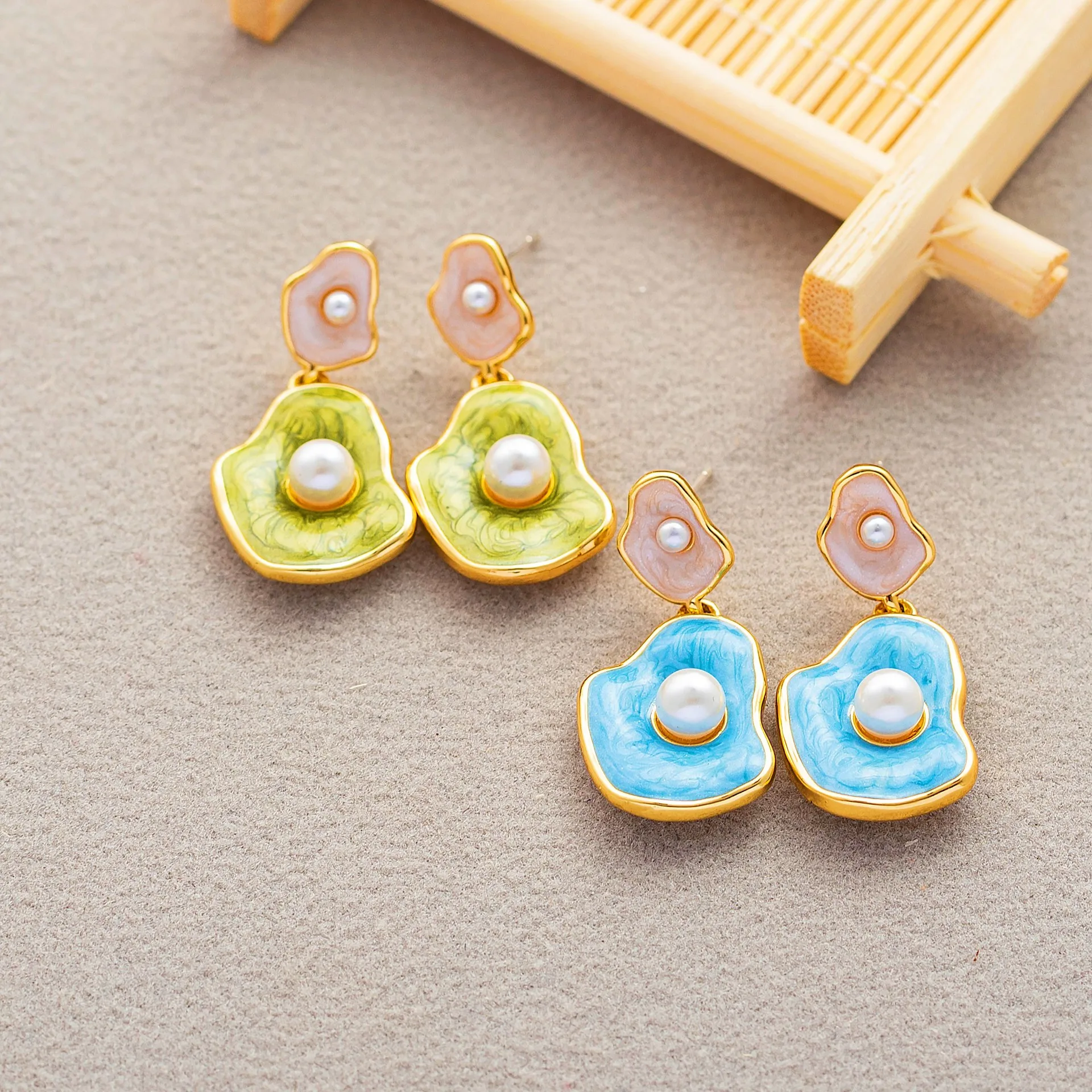 Simple Designer Lotus Leaf Stud Earrings for Women Fashion Statement Metal Flower White Pearl Earrings Ladies Party Gift Jewelry