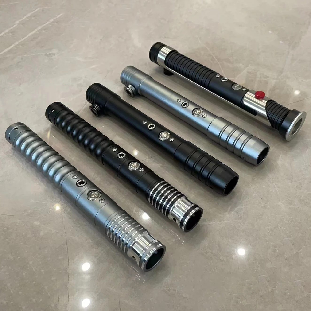 Sabre Laser Enfants Et Adultes - Lightsaber Lot De 2 | Épée Laser à Double Lame Avec 15 Couleurs Et Effets Sonores | Épée Lumineuse Rechargeable USB Lumineux Avec Manche En Metal Noir