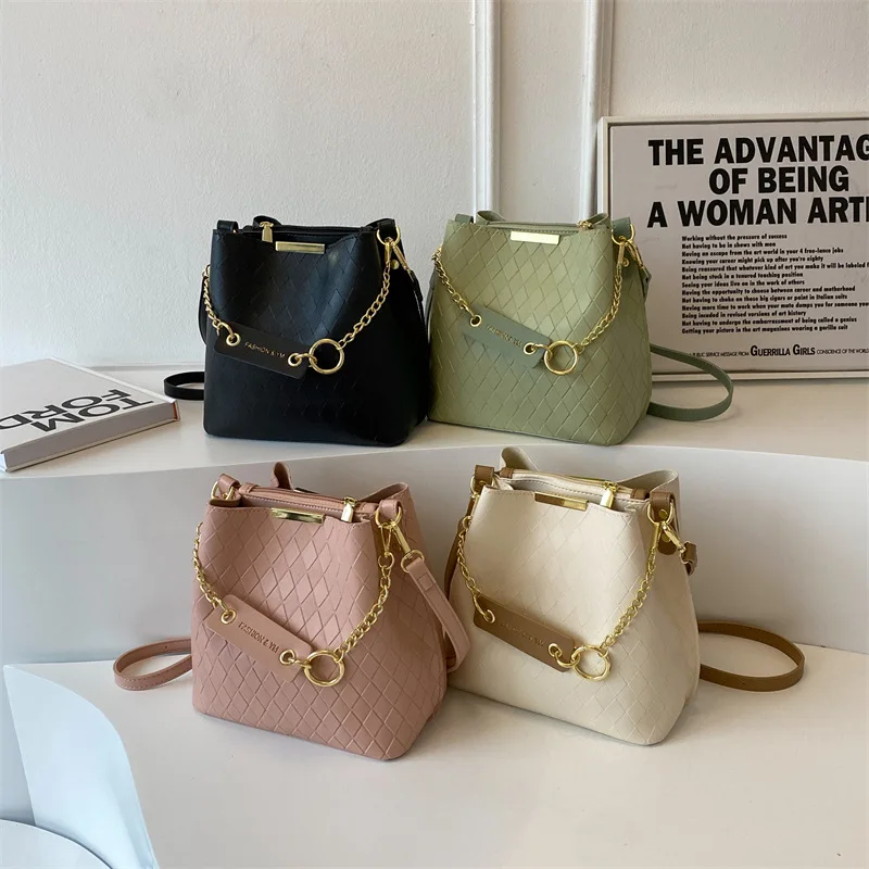Women's Bag 2024 Summer New Simple Large Capacity Diamond Lattice Small Fragrant Wind Shoulder Crossbody Bag Bucket Bag