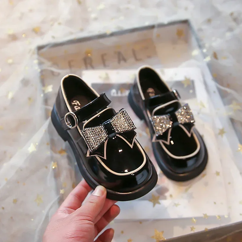 Kids Performance Flat Shoes 2024 Brand New Princess Shoes with Crystal Bow for Party Girls British Style Leather Shoes Versatile 2
