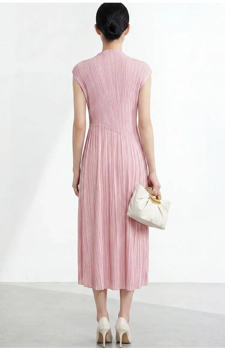 Lo splendido abito etereo di Miyake del 2026: gonna a trapezio a vita alta, vestibilità morbida, snellente, dallo stile delicato ed elegante.