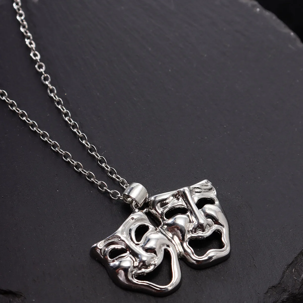 Collier Pendentif Masque Théâtre Argenté - Bijou Gothique Tendance
