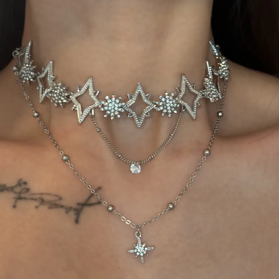Collana girocollo con nappa a strati e stella lucida