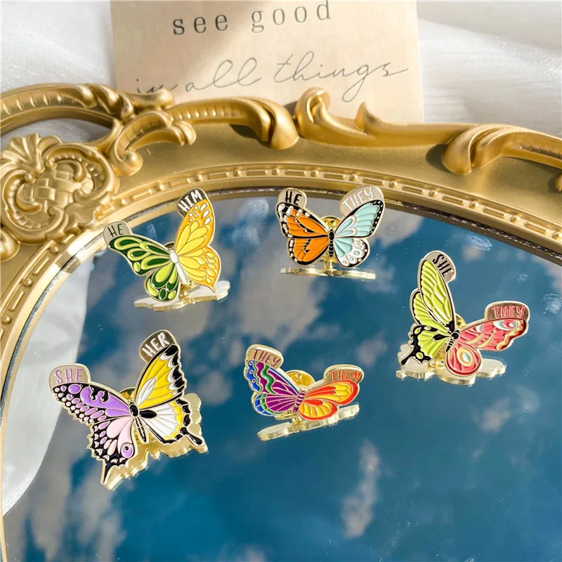 Fantasy Colors Floral Butterfly Spilla Smaltata Cute Pronos He He He He Moth Insect Badge Suit Spille Da Bavero Amici Regali Gioielli