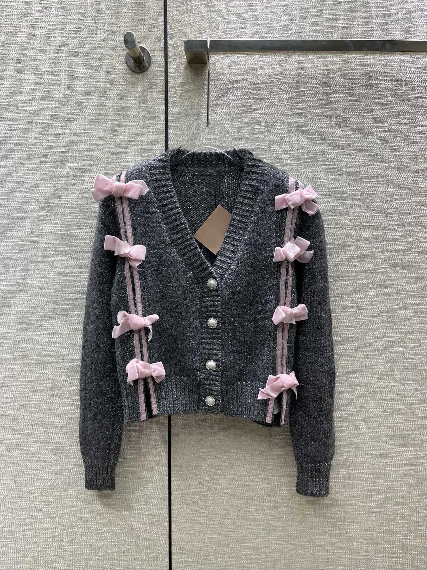 

2023Korean bow letter knitted cardigan, fashionable and advanced, white rich beauty will enter take the artifacts9.9