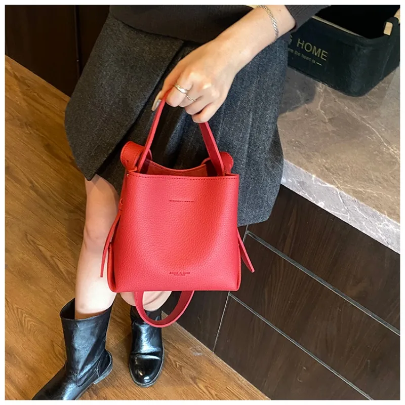 Borsa a secchiello di grande capacità retrò di moda 2025 Nuove borse a tracolla da donna solide versatili con senso avanzato Borsa tote casual - immagine 2