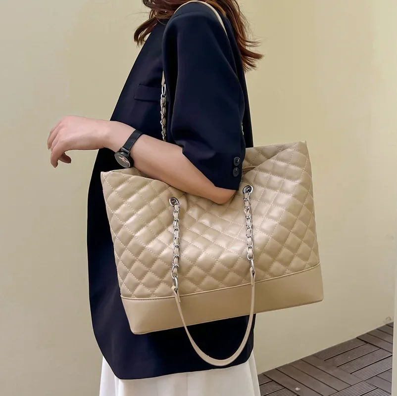 Large Capacity for Women 2024 New Advanced Texture Niche Rhombus Chain Summer Class Commuter Tote Bag