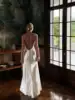 Robe de soirée dos nu en satin uni pour femme, blanche, col en V, sans manches, avec fente et bretelles, collection été 2026, robes de cérémonie pour femme