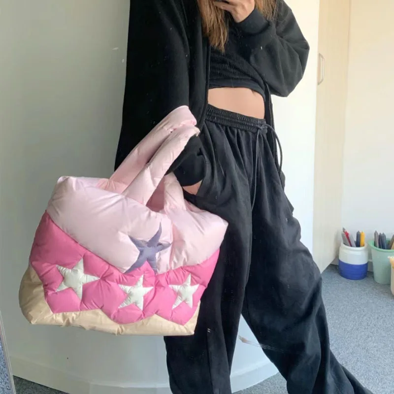 

Вместительная Нейлоновая пуховая Хлопковая Сумка-тоут для женщин, дизайнерская мягкая стеганая Сумочка на плечо с контрастным цветным рисунком звезд