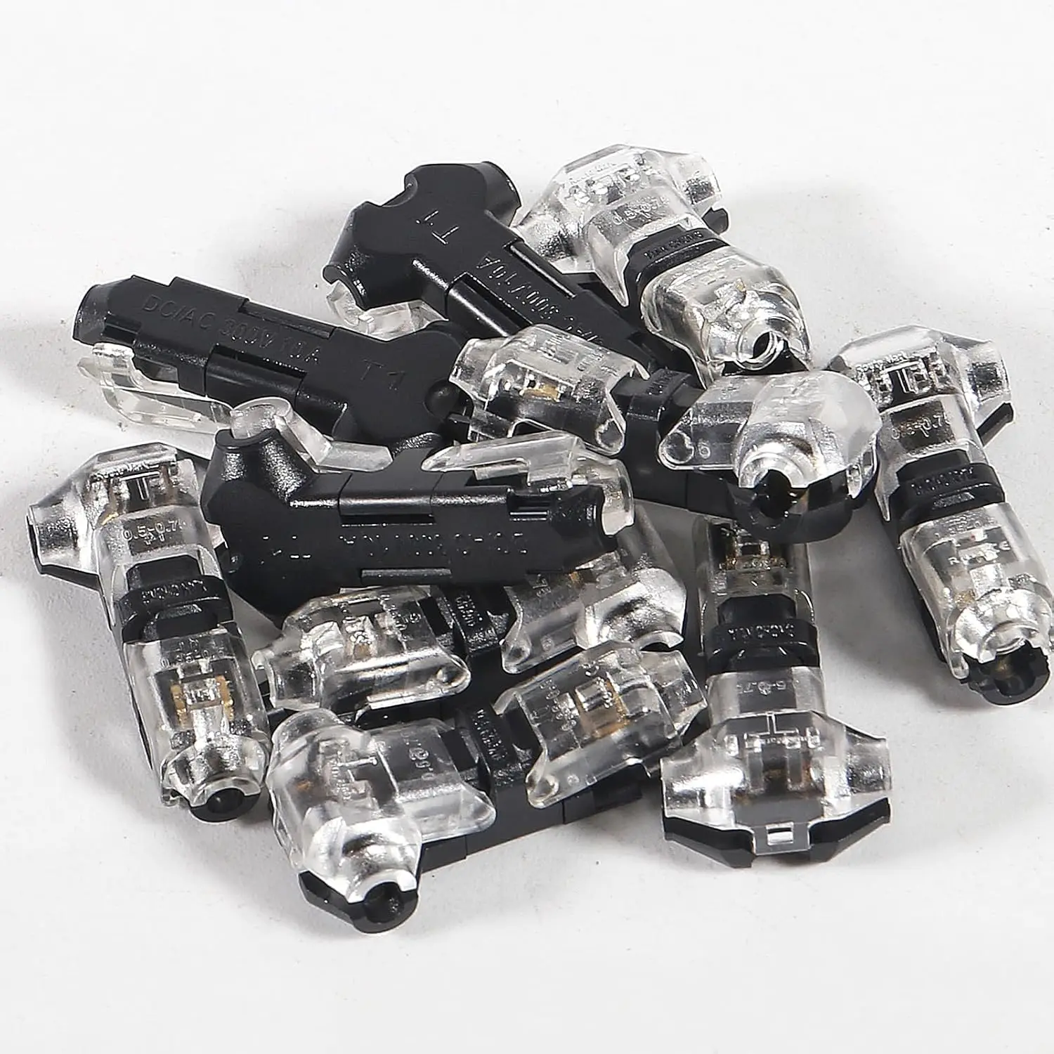 Niskonaponski T tap konektori za žice prikazani zajedno