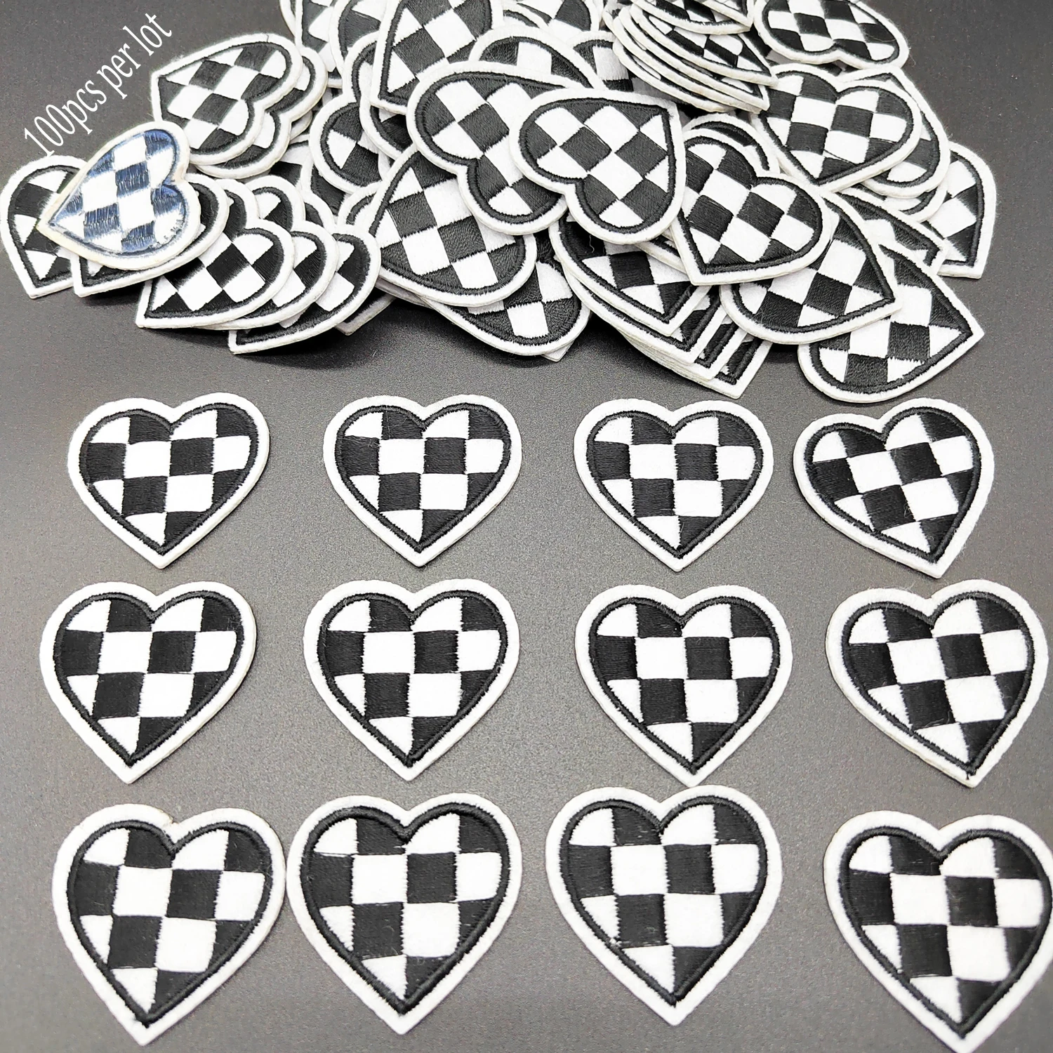 

10pcs/20pcs/100pcs Black and White Grid Heart Iron On Motifs for Clothes Bags Hat Cap Embroidery Patches for Decoration