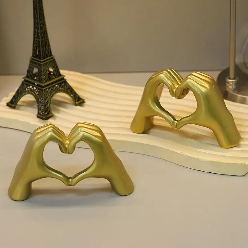 Creative Heart Hand Statue Resin Love Gesture Sculptures Desktop Ornament Bookshelf Decor Living Room Figurines Art Decoration
