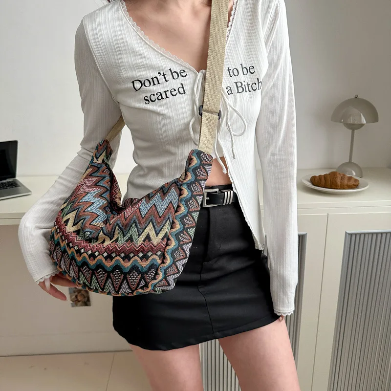 New Fashionable Flow Large Capacity Casual Lightweight Embroidered Bag  Ladies Fashionable Street One Shoulder Package