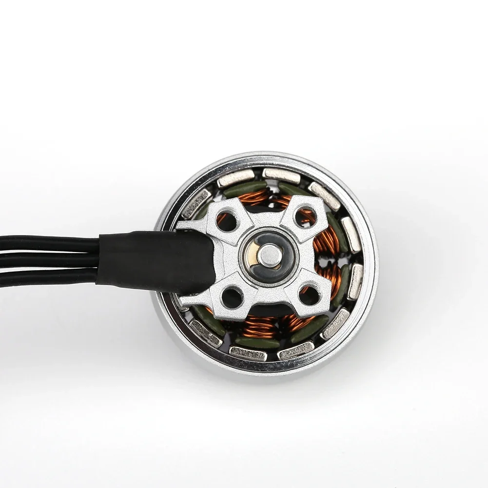 Trois moteurs FlyFishRC Flash 1404 4500KV alignés, parfaits pour un quadricoptère FPV