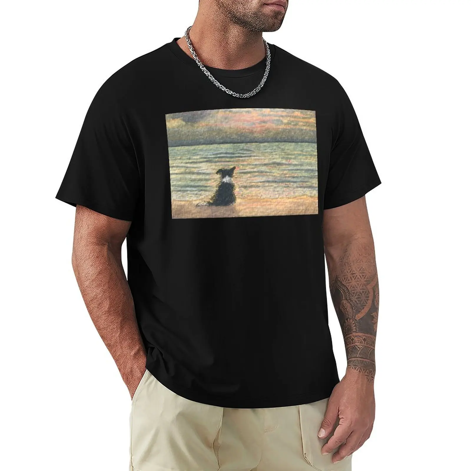 Un Border Collie Dog Gazes Out Over The Ocean Watching The Sun Come Si Alza, Saluto La Maglietta Del Mattino Top T-Shirt Da Uomo Pack