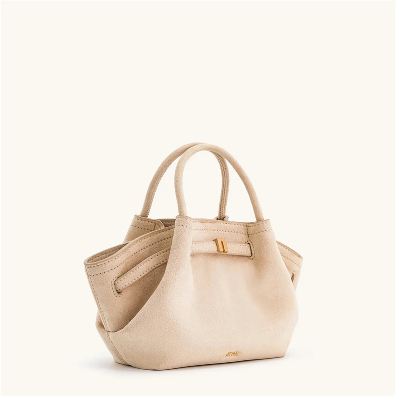 حقيبة "JW PEI" المصممة من جلد الغزال على شكل كعكة...