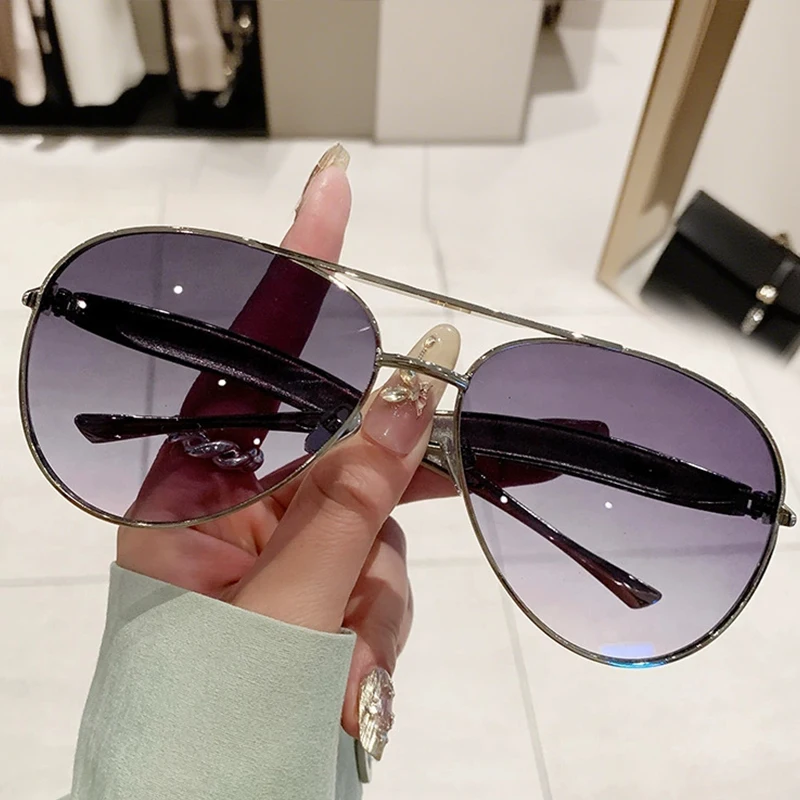 Vintage-Inspired Oversized Aviator Sunglasses with Gold Streamline Arms