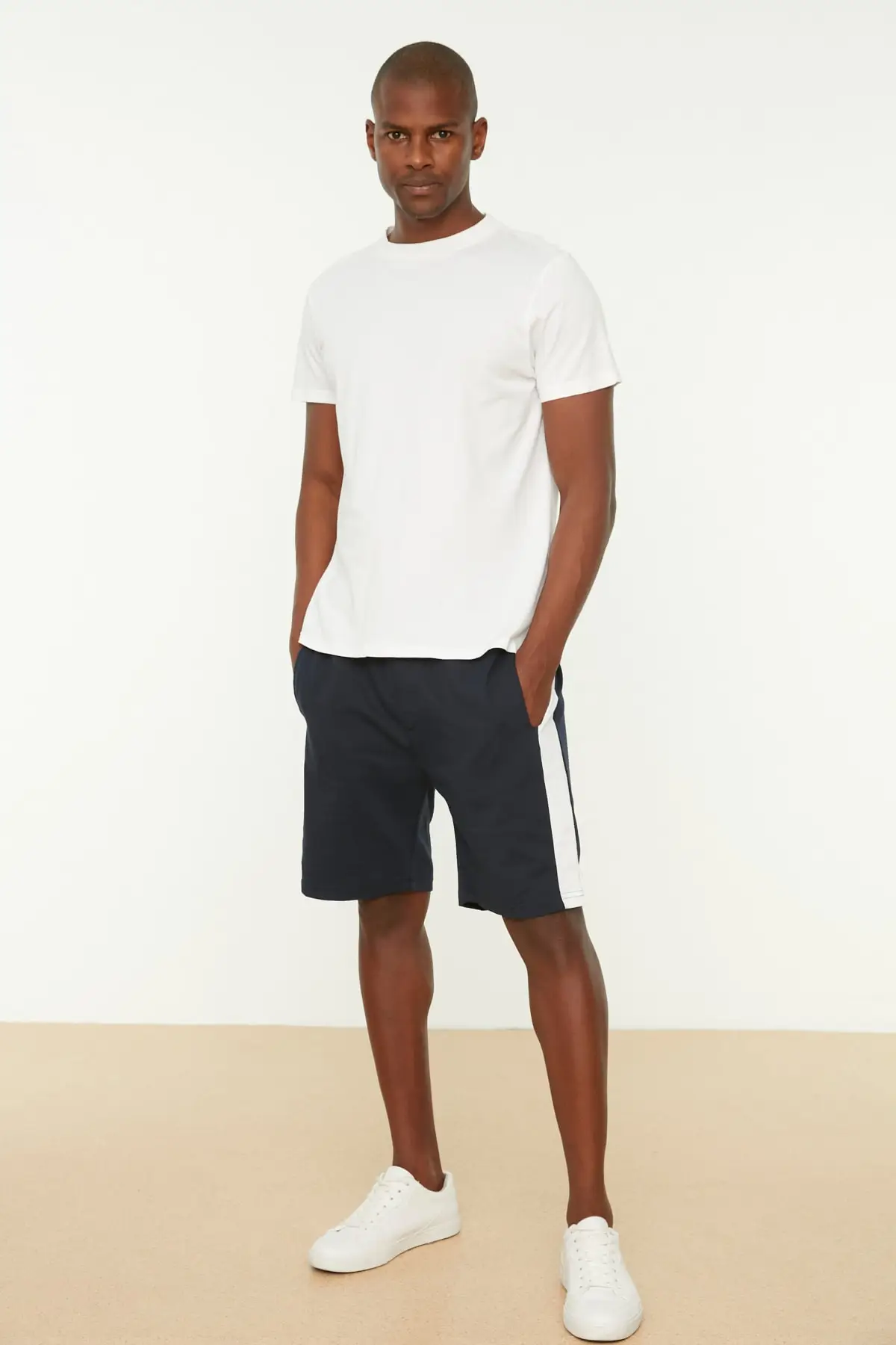 black casual shorts Trendyol Men Panelled New Shorts & Bermuda TMNSS20SR0105 maamgic sweat shorts