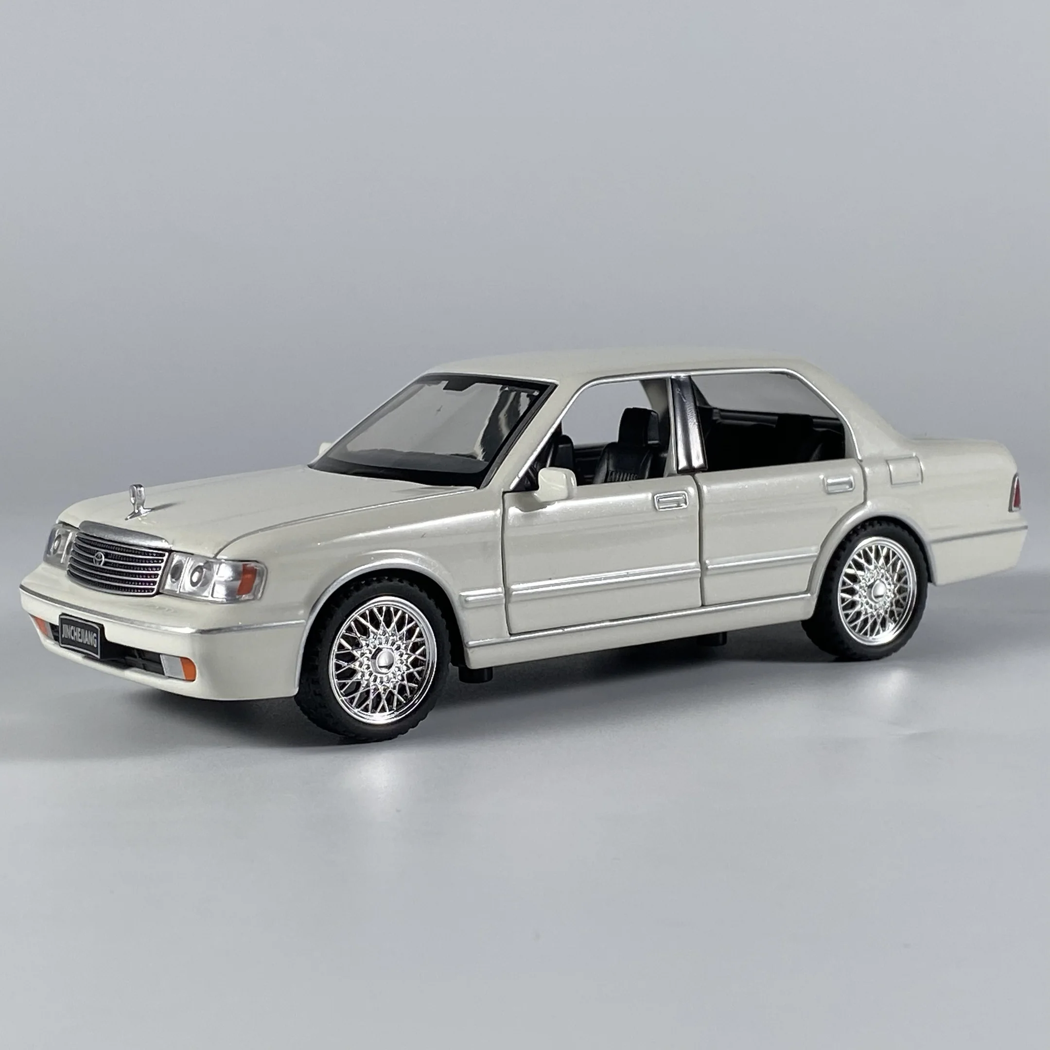 1:32 Toyota Crown Royal Classic Diecast Car Toy for Collectors and Enthusiasts