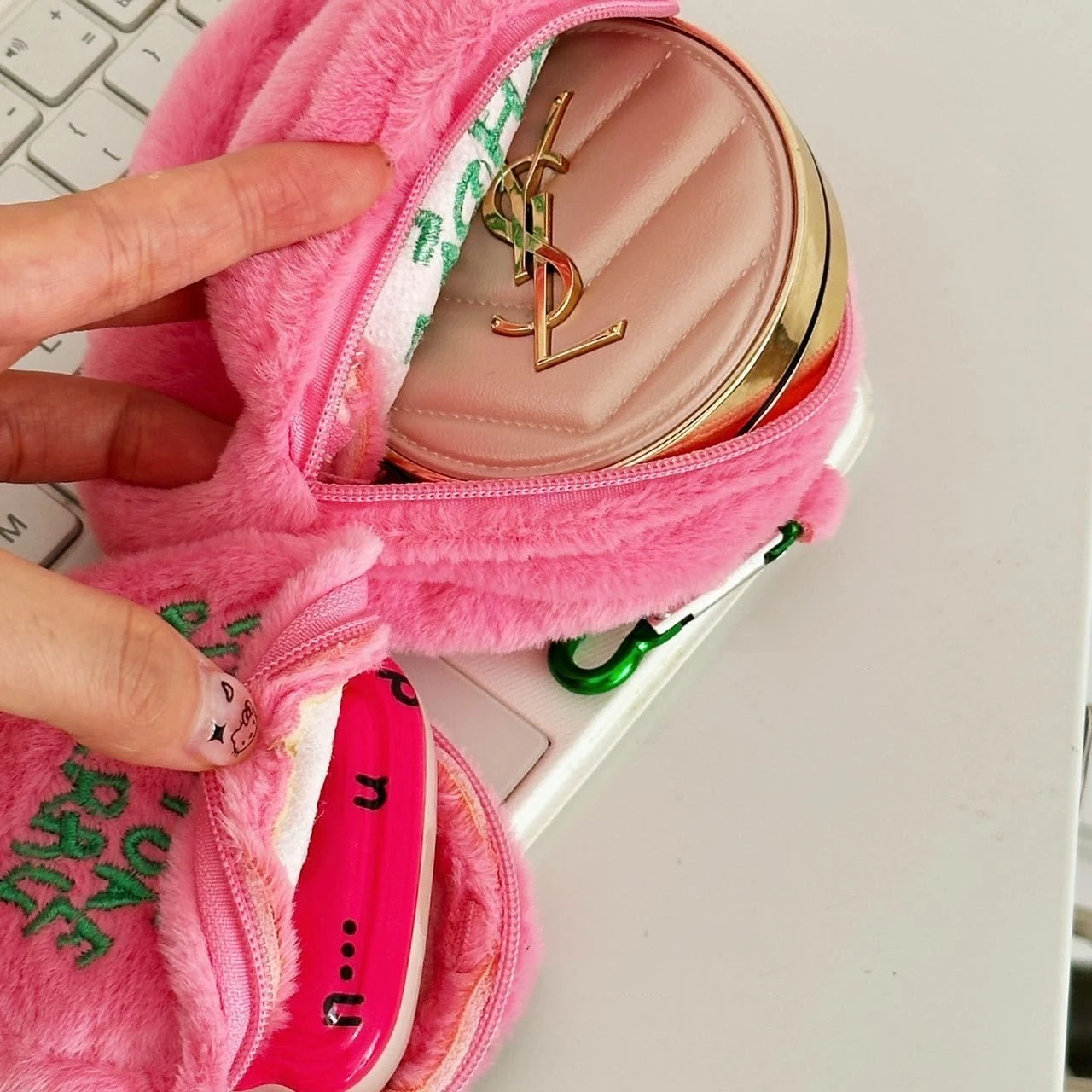 Rosa gepunktete süße tragbare Plüsch-Geldbörse, Mini-Geldbörse, Kopfhörer-Kabel-Organizer, Münzfach, kuchenförmige Aufbewahrungstasche – Detail 4